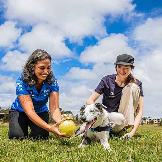 Dr Riana Gardiner (l) and Dr Romane Cristescu with Bear