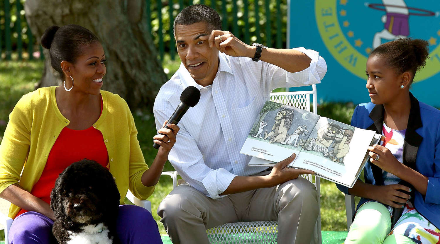 US President Barack Obama reads _Where The Wild Things Are_ with first lady Michelle Obama and his daughter Sasha 