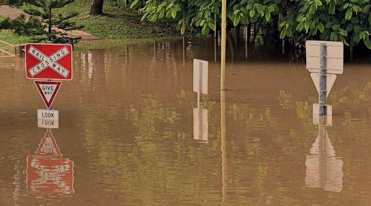 flood waters in Queens Park Brisbane